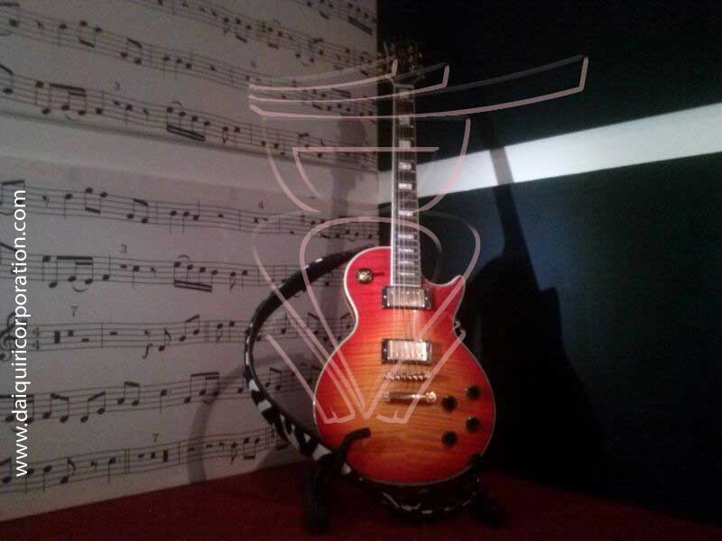 Fotografia obra daiquiri corporation, guitarra epiphone, bastidores